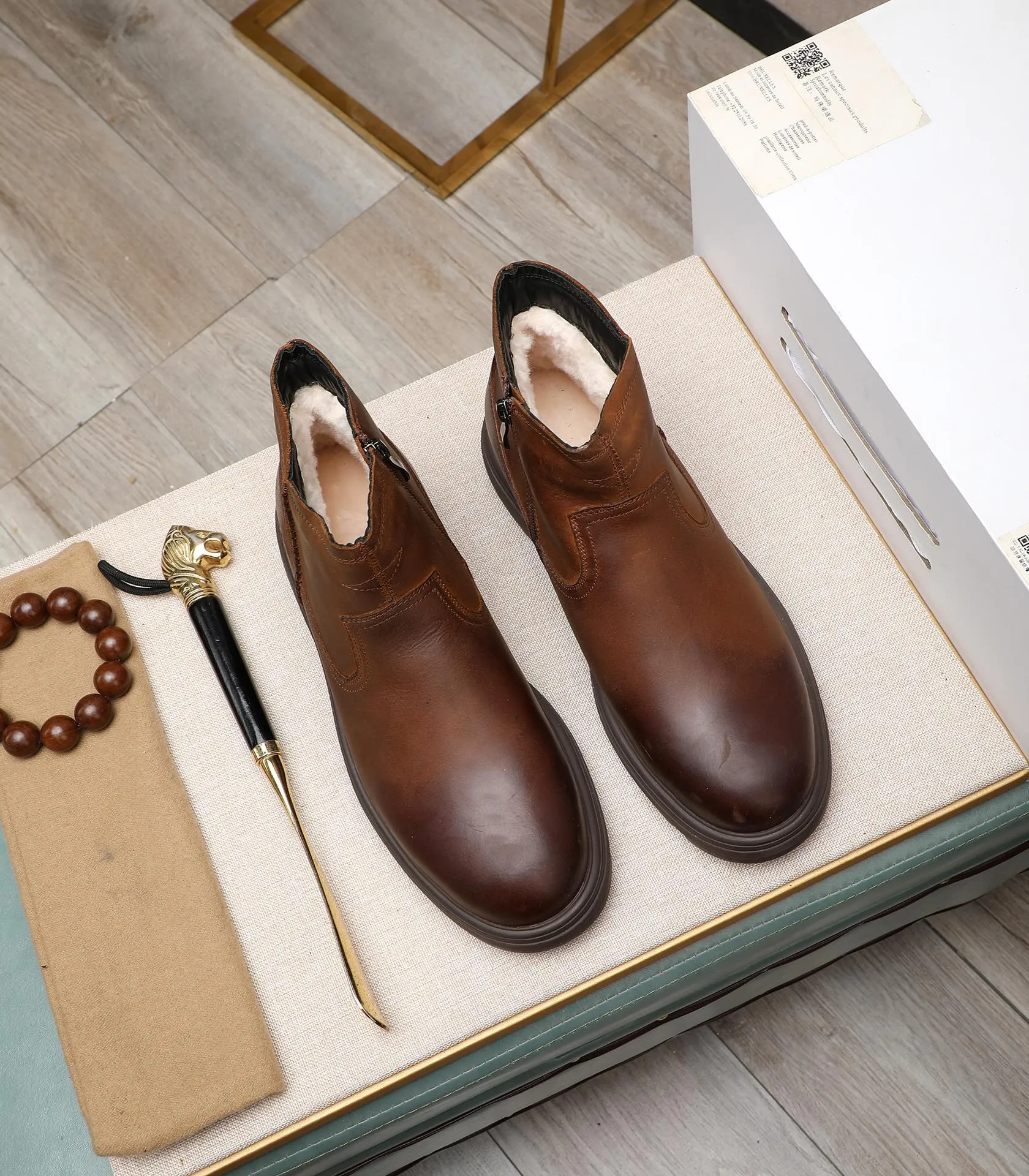Men's men's shoes💰640 UGG (100% genuine wool lining, 10% off for fake ones) Please pay attention to the quality of the original order and compare the thickness of the wool🏮🏮Hot-selling UGG from Australia's warm luxury brand men's shoes, the official website is synchronized, Beckham men's style..., made of imported top-layer waxed cowhide, waxed toe cap, Australian real wool velvet lining Carefully sewn...Imported rubber Martin boots outsole (comfortable, soft and wear-resistant). I really like the quality..Exquisite workmanship. You can't put it down at first sight. Size 39-44